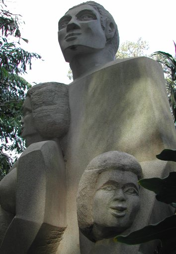 Tác phẩm điêu khắc trong Vườn Bách thảo của Thành phố Brisbane