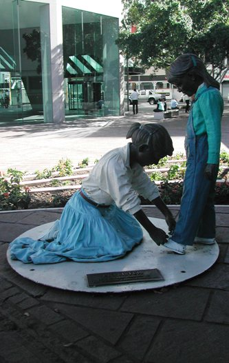 Tác phẩm điêu khắc "Chị cả" ở số 123 Phố Eagle, Brisbane