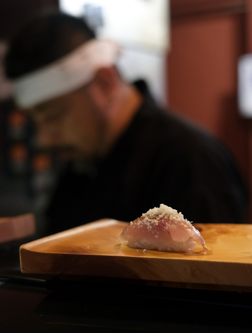 Sushi nigiri đuôi vàng với bột đậu nành