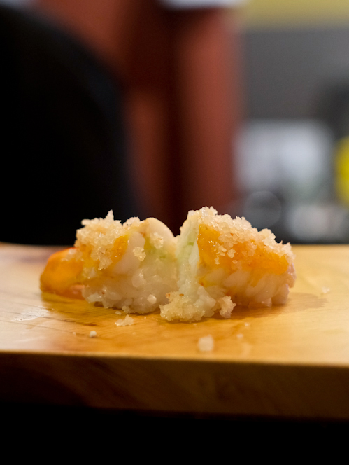 Sushi nigiri tôm càng xanh với sốt kimizu và lòng đỏ trứng