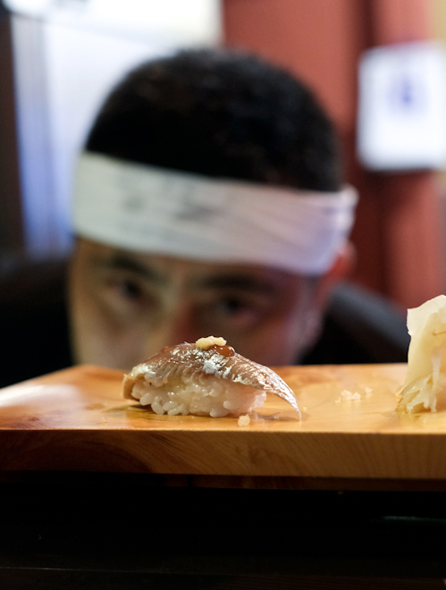 Sushi nigiri cá mòi Iwashi sốt mận và gừng Nhật Bản