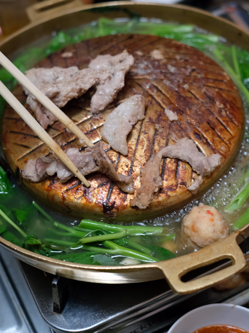 Nướng thịt lợn trên mu kratha