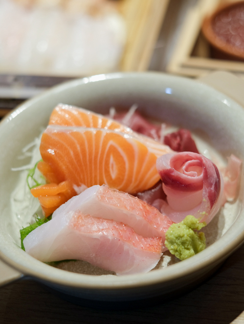 Bát sashimi gồm alfonsino, cá hồi, cá vua và cá ngừ