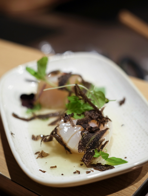 Sashimi sò điệp với nấm cục Tasmania tươi