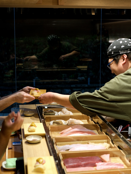 Đầu bếp Hideaki Fukada đang phục vụ chúng tôi món sushi nigiri