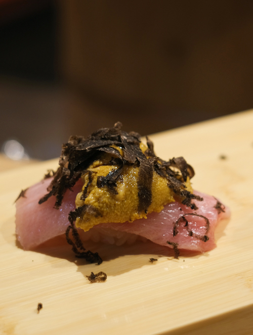 Sushi nigiri bụng cá ngừ otoro và trứng nhím biển với nấm cục Tasmania tươi