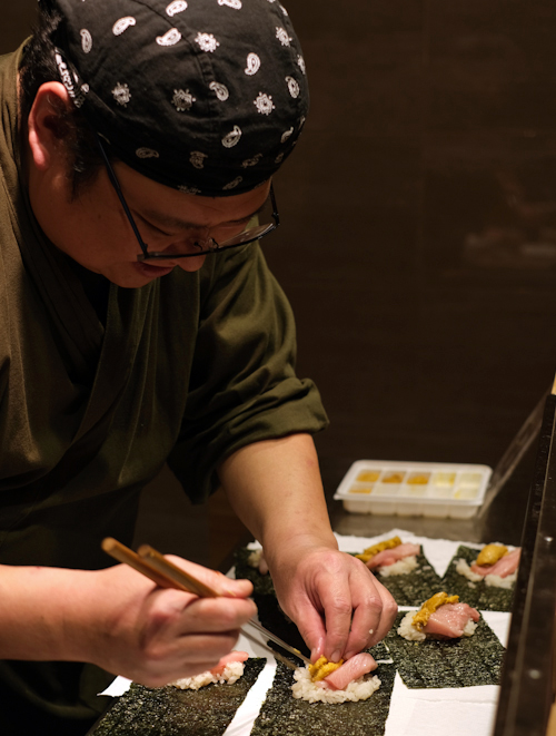 Đầu bếp Hideaki Fukada làm sushi cuộn temaki với ootoro và trứng nhím biển uni