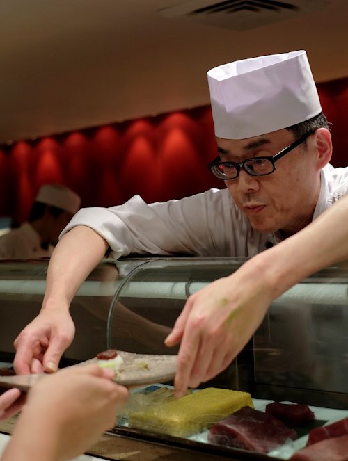 Đầu bếp Toshihiko đang phục vụ món tráng miệng