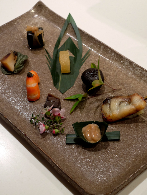 Món khai vị: [phía sau] lươn biển cuộn tảo bẹ; trứng cá trích sốt miso; nấm shimeji; miso cá chẽm;
[phía trước] sakamushi bào ngư; tôm nấu với đậu nành và đường; gan John Dory; mực shiokara