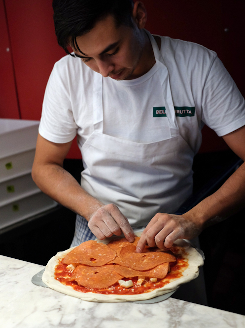 Chuẩn bị bánh pizza pepperoni