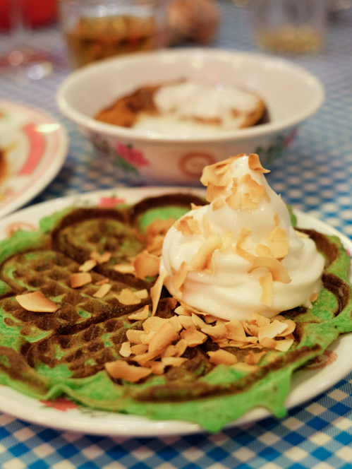 Bánh quế lá dứa Noum dorng karem với kem dừa $12