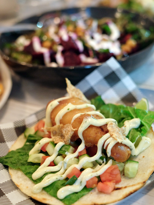 FICH taco $9 - (Taco cá với hành tây đỏ, sốt aioli và rau diếp)