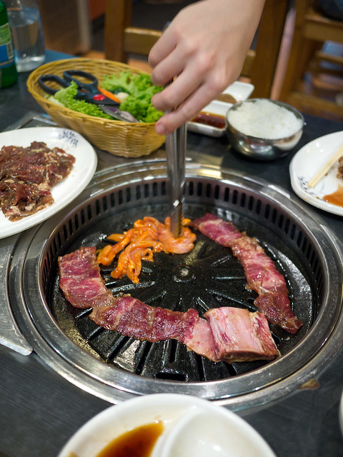 Ăn thịt nướng tại Quán BBQ Hàn Quốc
