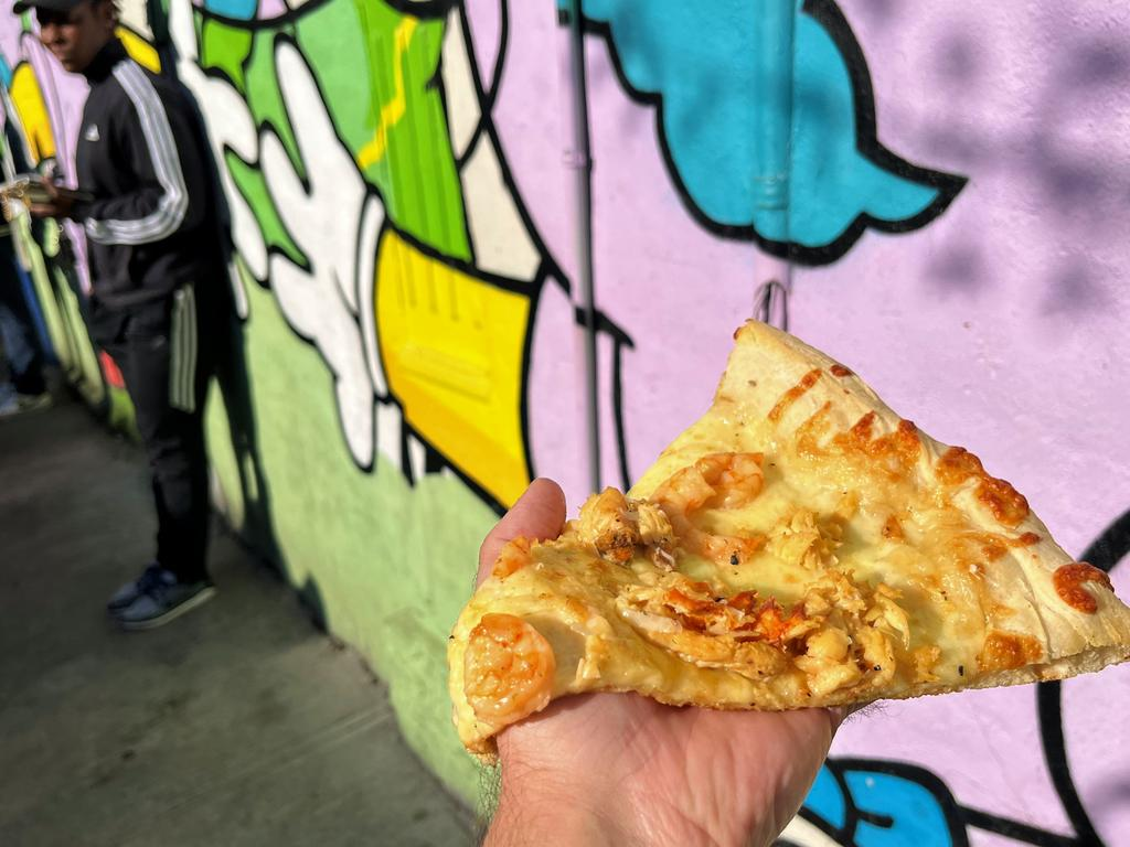 Chào mừng bạn đến với quán pizza Cuts and Slices ở Brooklyn, thành phố New York!