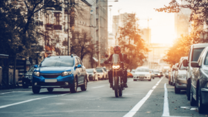Chọn Lựa Giữa Xe Ô Tô và Xe Máy ở Úc: Tiết Kiệm và Tiện Lợi Trong Giao Thông Đô Thị