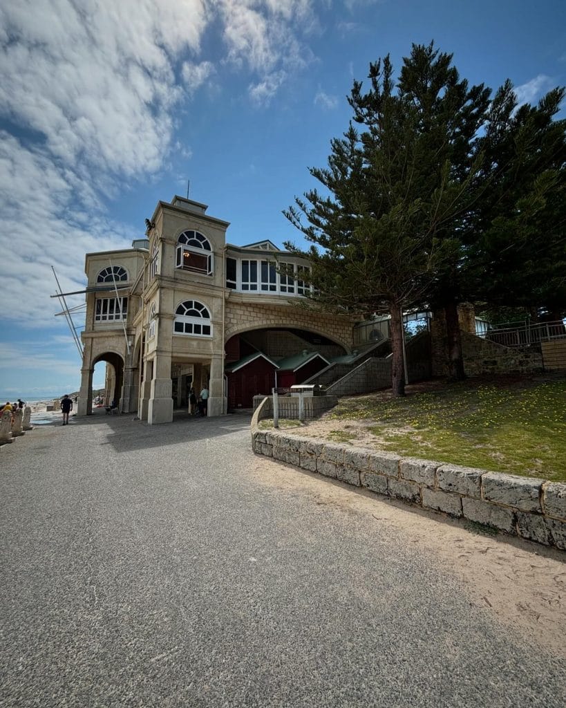 Khám Phá hoạt động chèo SUP tại Cottesloe và Scarborough