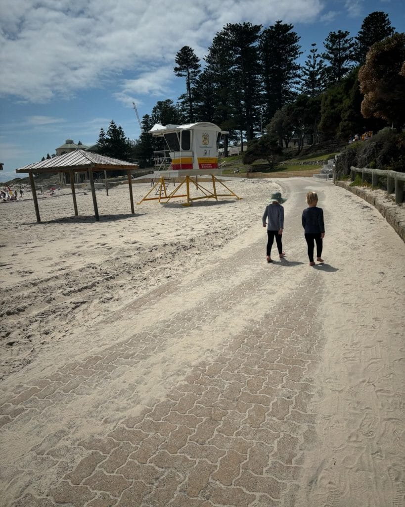 Khám Phá hoạt động chèo SUP tại Cottesloe và Scarborough